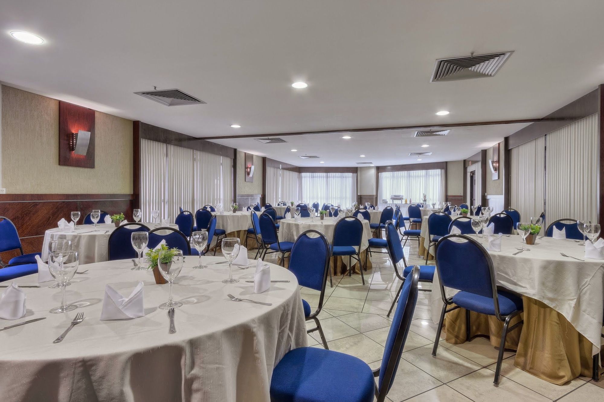 Iate Plaza Hotel 4*